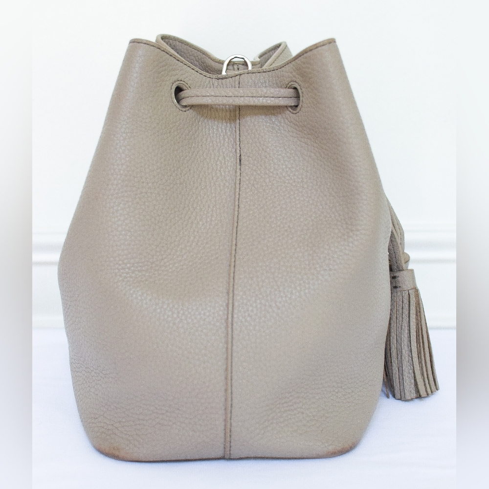Tory Burch Pebbled Leather Drawstring Bucket Bag in Taupe - Picture 4 of 16